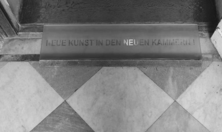 Bodenmitte mit gefrorenem Schriftzug und Kachelmuster in Schwarz-Weiß.