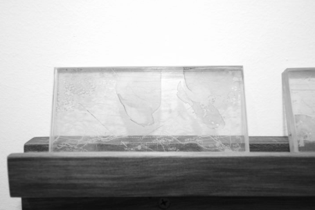 Ein transparentes Blockobjekt mit gravierten Landschaftsdetails.