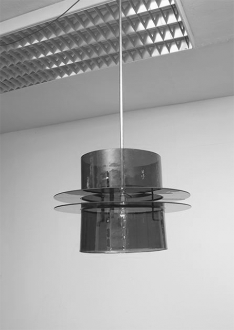 Ein moderner, transparenter Hängeleuchter mit zwei runden Scheiben.
