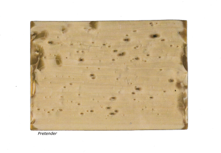 Beschädigtes Holzbrett mit Schrift und Flecken.